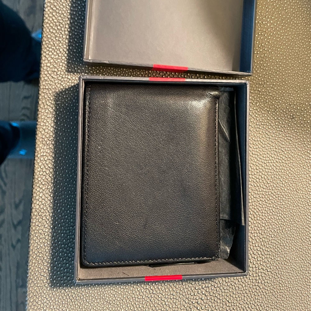 TUMI mens black leather wallet